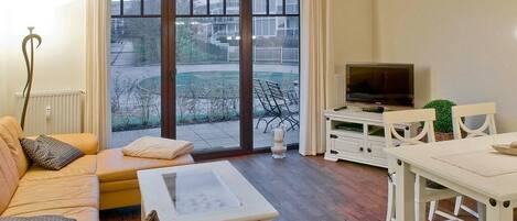 Tv, dvd-afspiller, bøger, stereoanlæg