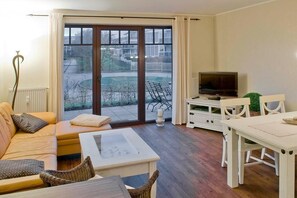 Tv, dvd-spelare, böcker och en stereo