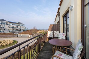 Outdoor dining - Schöne Ferienwohnung am Yachthafen mit Balkon und Blick bis zur Nahen Ostsee (Ostseebad Kühlungsborn)