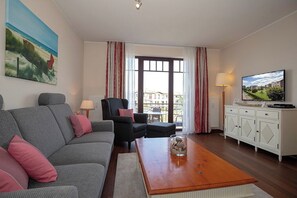 Télévision, lecteur de DVD, livres, chaîne hi-fi