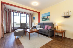 Fernseher, DVD-Player, Bücher, Stereoanlage