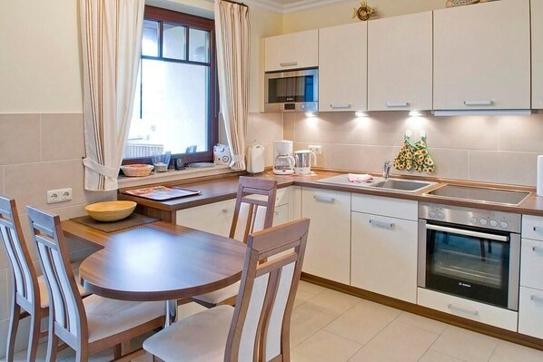 Réfrigérateur, micro-ondes, four, plaque de cuisson