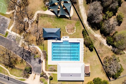 Hilltop 5BR Retreat, Game Lounge Chef’s Kitchen