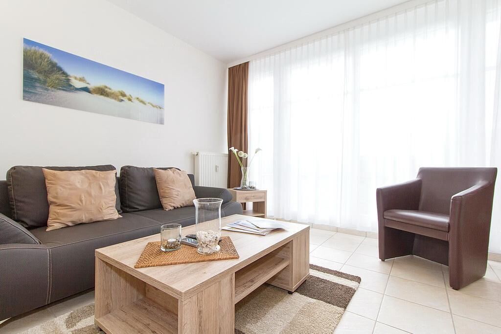 Fernseher, DVD-Player, Bücher, Stereoanlage