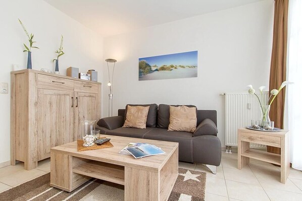 Fernseher, DVD-Player, Bücher, Stereoanlage