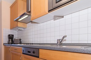 Jääkaappi, mikroaaltouuni, liesi, astianpesukone