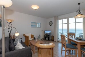 Televisie, een dvd-speler, boeken en een stereo