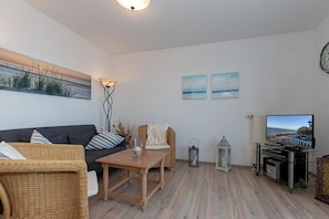 Fernseher, DVD-Player, Bücher, Stereoanlage