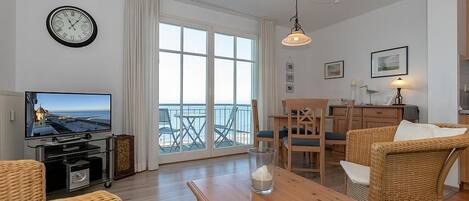 Een televisie, een dvd-speler, boeken en een stereo