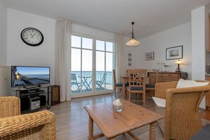 Tv, dvd-spelare, böcker och en stereo