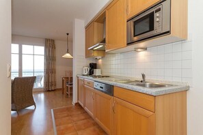 Réfrigérateur, micro-ondes, plaque de cuisson, lave-vaisselle