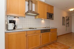 Refrigerador, microondas, placa de cocina, lavavajillas
