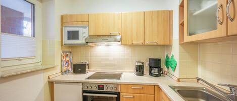 Jääkaappi, mikroaaltouuni, uuni, liesi