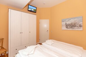 2 bedrooms, iron/ironing board, free WiFi