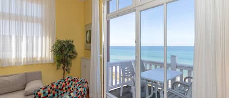 Tv, dvd-afspiller, bøger, stereoanlæg