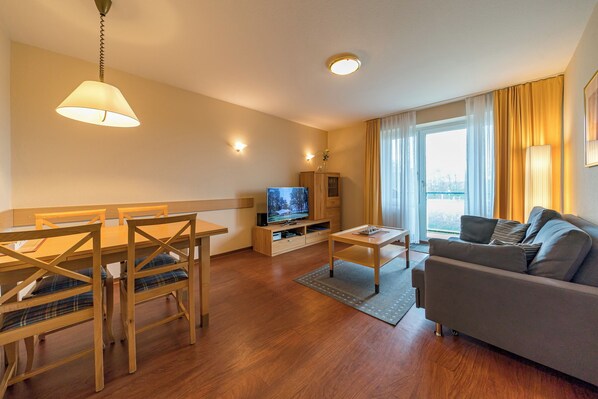 Télévision, lecteur de DVD, livres, chaßne hi-fi