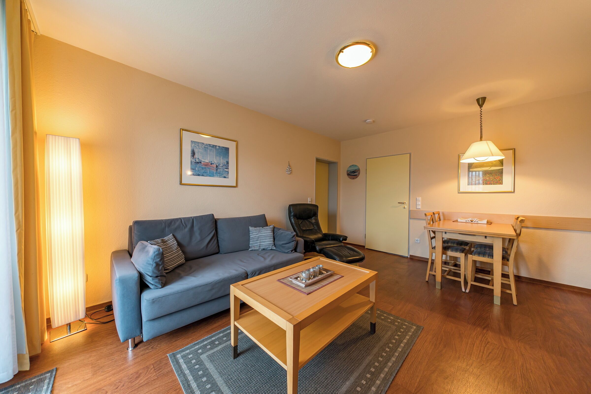 Fernseher, DVD-Player, Bücher, Stereoanlage