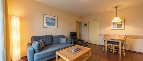 Fernseher, DVD-Player, Bücher, Stereoanlage