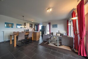 TV, DVD player, books, stereo - Tolles Ferienapartment an der Nordsee mit Meerblick, Balkon, Sauna und Hot-tub (Nordseeheilbad Schillig)