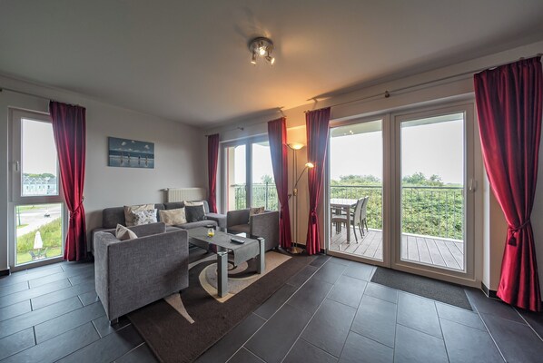 TV, DVD player, books, stereo