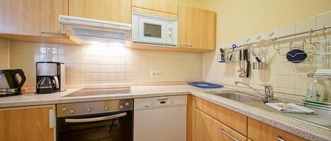 Frigorifero, microonde, forno, piano cottura