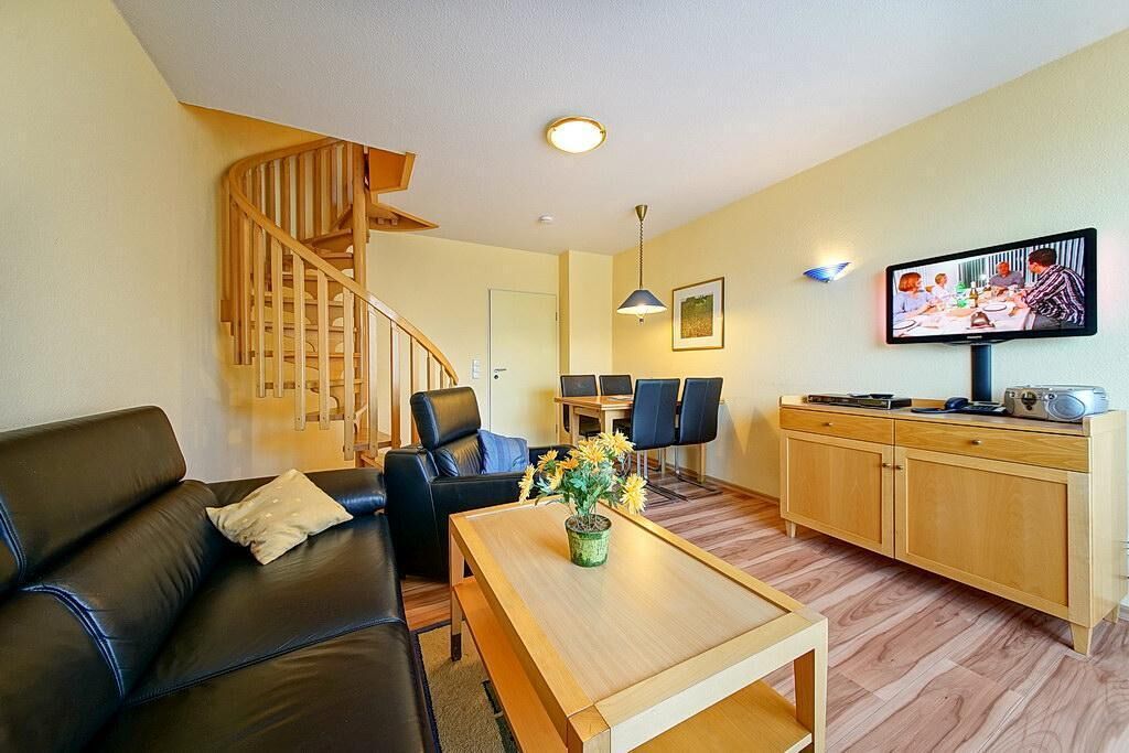 Télévision, lecteur de DVD, livres, chaîne hi-fi