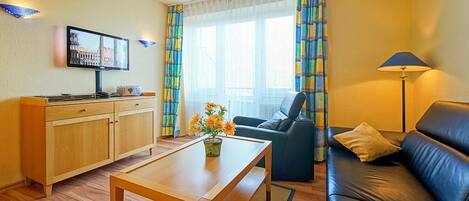 Fernseher, DVD-Player, BĂŒcher, Stereoanlage