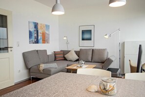 TV, books, stereo - Tolle Ferienwohnung in der Ersten Reihe mit Sensationellem Meer- und Strandblick (Nordseeheilbad Wangerooge)