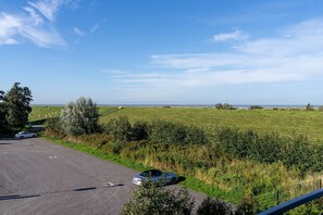 Parkeerplaatsen op het terrein