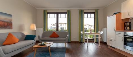 Fernseher, DVD-Player, Bücher, Stereoanlage