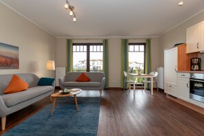 TV, DVD player, livros, aparelho de som