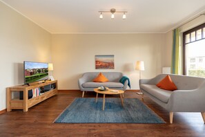 TV, DVD player, livros, aparelho de som