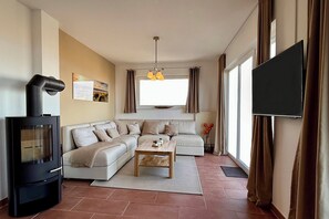 Fernseher, Kamin, Bücher, Stereoanlage