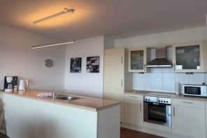 Kühlschrank, Mikrowelle, Ofen, Herdplatte