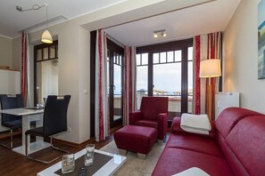 TV, DVD player, books, stereo