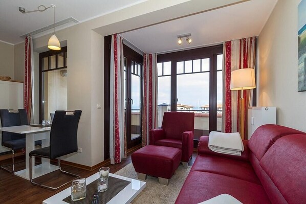 Televisión, reproductor de DVD, libros y estéreo 