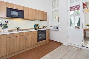 Fridge, microwave, oven, stovetop - Ferienapartment an der Ostsee mit Wintergarten - Saunanutzung im Haus Inklusive! (Heringsdorf)