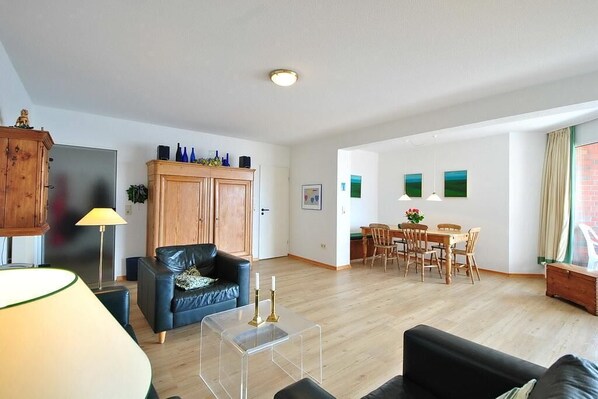 Téléviseur, livres, chaîne audio