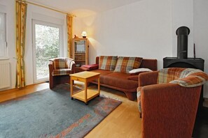 Tv, eldstad, dvd-spelare och en stereo