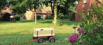 Familienfreundliches Ferienhaus mit Terrasse, Kaminofen, 2 Bädern und Spielplatz