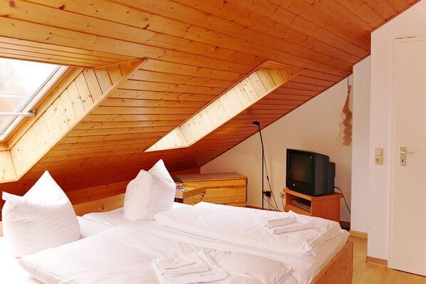 2 bedrooms, iron/ironing board, free WiFi