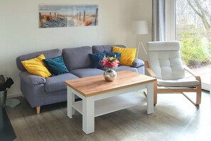 Televisio, takka, DVD-soitin, stereot