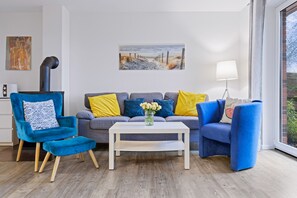 Télévision, cheminée, lecteur de DVD, chaîne hi-fi