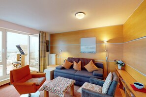 Télévision, lecteur de DVD, livres, chaîne hi-fi