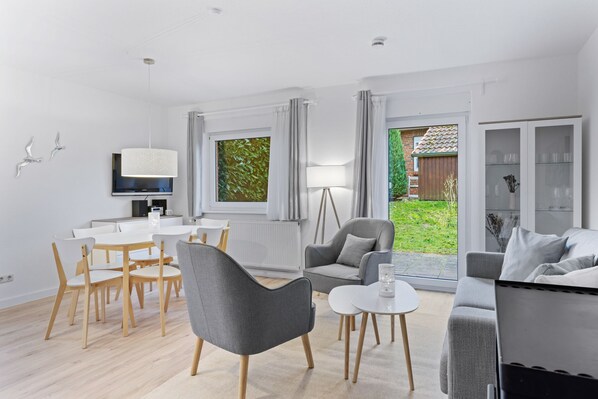 TV, fireplace, books, stereo