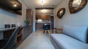 Comfort-Apartment | Wohnbereich | 50-Zoll-Smart-TV mit Digitalempfang, Fernseher