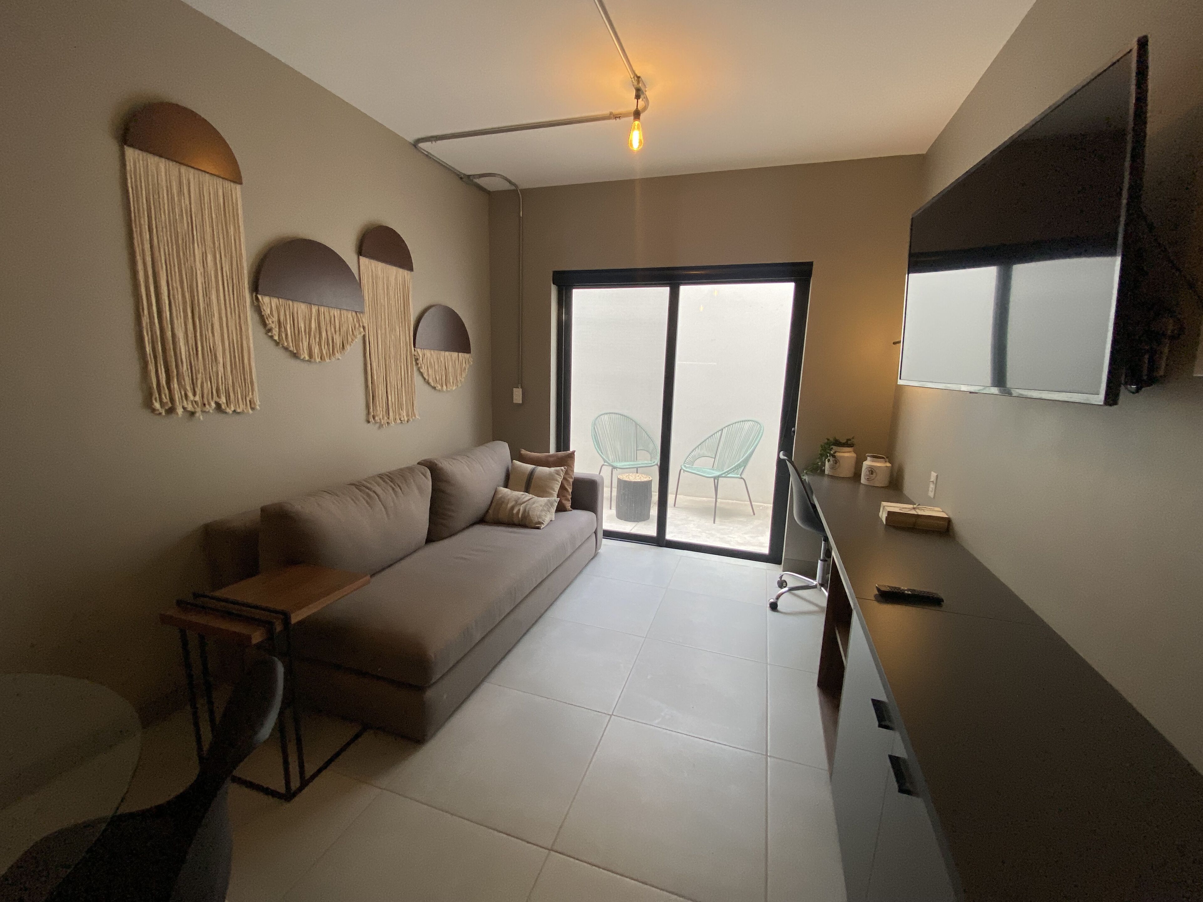 컴포트 아파트, 파티오 | 거실 공간 | 디지털 채널 시청이 가능한 50인치 스마트 TV, TV