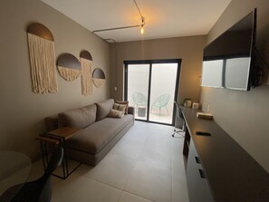 Comfort-huoneisto, patio | Oleskelualue | 50–tuumainen äly-TV, jossa digitaalikanavat