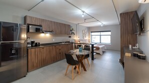 Design-Apartment | Eigene Küche | Großer Kühlschrank, Mikrowelle, Ofen, Herdplatte