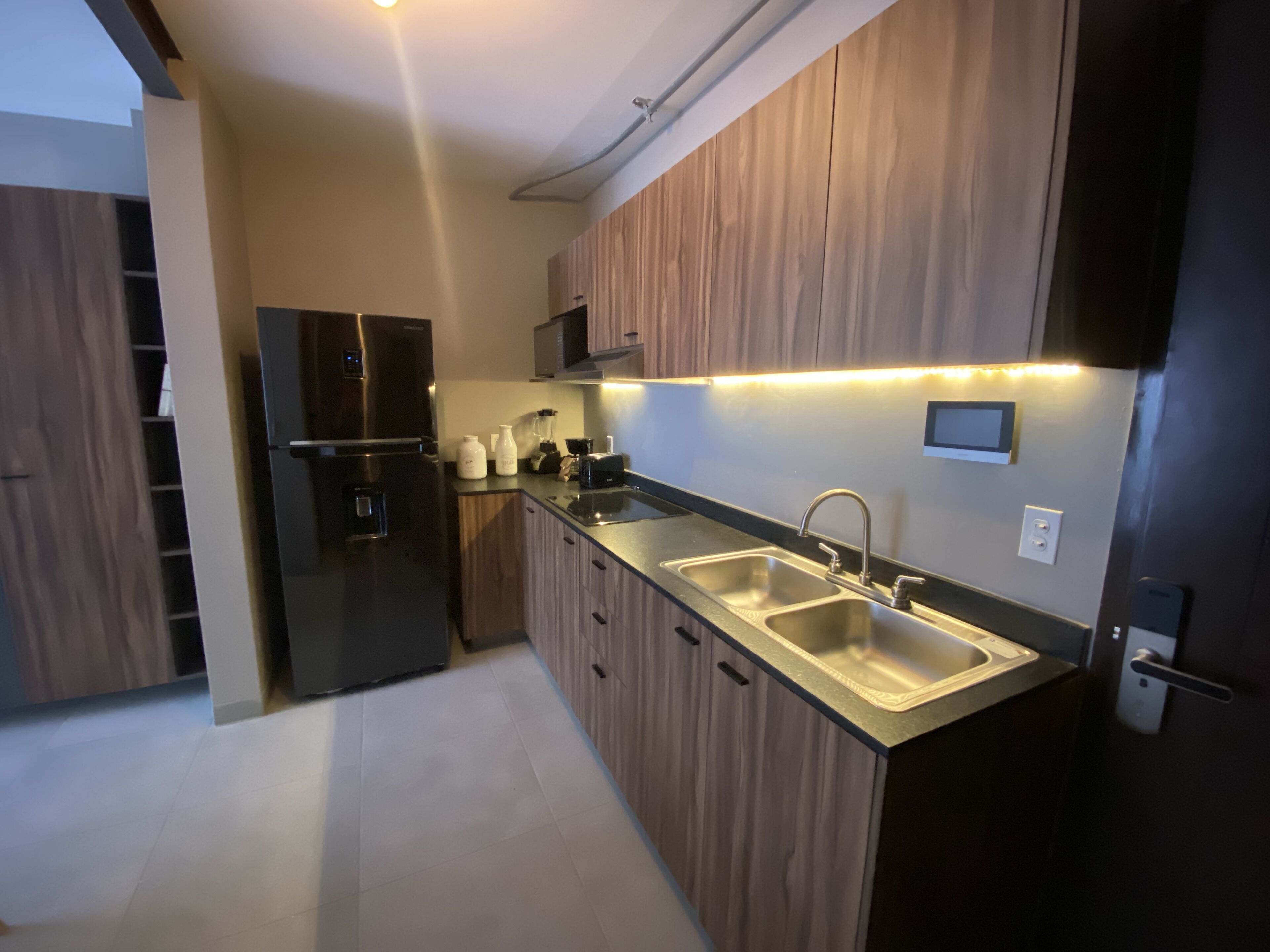 컴포트 아파트, 파티오 | 전용 주방 | 대용량 냉장고, 전자레인지, 오븐, 쿡탑